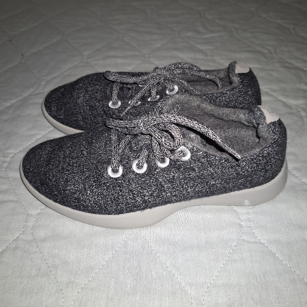 Allbirds Women's Sneakers lace up size 7W (Wide) Black & Gray The Wool Runners